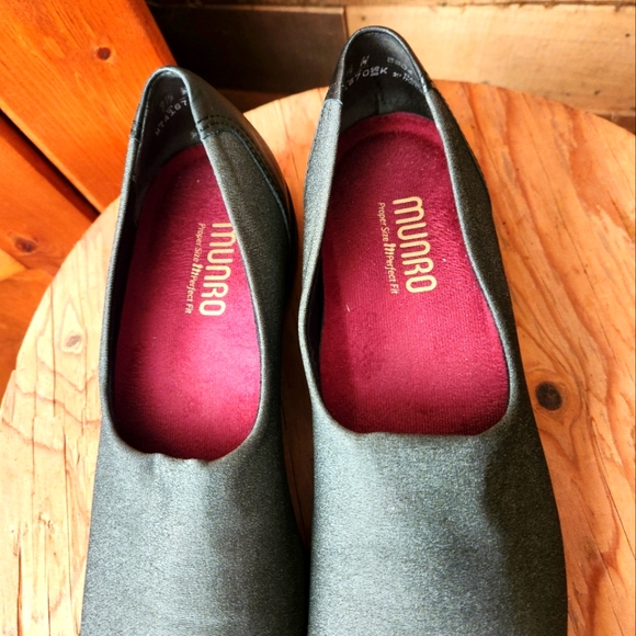 MUNRO TRAVELER GREY/ BLACK STRETCH FABRIC SLIP ON SHOES- WOMENS SIZE 9.5 - Picture 3 of 8